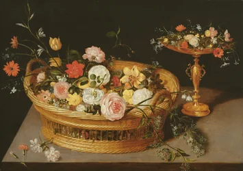 Ein Korb mit Blumen und einer Silbervergoldeten Tazza